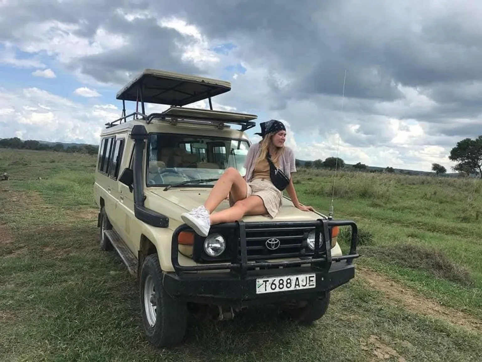 Guest with safari Land Cruiser in Nyerere National Park